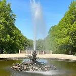 Bella - Mit Waschmaschine, Fahrstuhl Und Carport In Ruhiger Altstadtlage Von 아파트 *