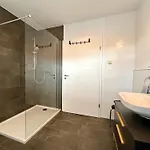 Bella - Mit Waschmaschine, Fahrstuhl Und Carport In Ruhiger Altstadtlage Von 아파트 *