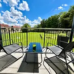 아파트 Bella - Mit Waschmaschine, Fahrstuhl Und Carport In Ruhiger Altstadtlage Von *